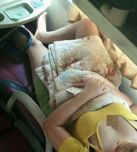 Dù là gì đi nữa thì cũng phải thừa nhận rằng vị khách nữ này hơi kém duyên, dưới thì kín mà trên thì phô hết cả vòng 1 chẳng xấu hổ gì, còn hồn nhiên nằm ngủ trên xe khách nữa.