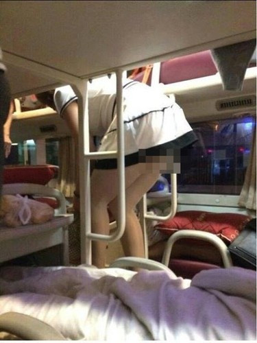 Việc những bức ảnh lộ hàng trên xe khách thời gian qua không còn hiếm trên MXH, thi thoảng một vài thành viên lại gửi lên các fanpage những bức ảnh mà họ ghi lại được trên các chuyến xe về những pha lộ hàng không thể đỡ được mà nhân vật chủ yếu là các bạn nữ.