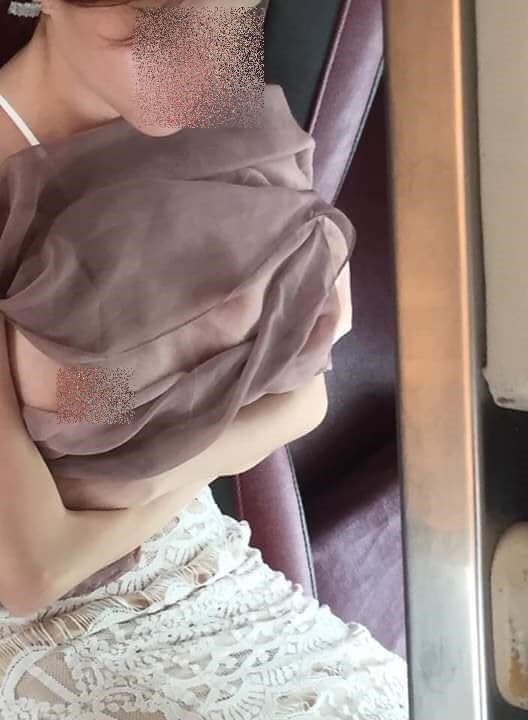 Mặc váy ren trùm kín chân nhưng lại để hở cả bầu ngực ra ngoài, dù có dây buộc cổ, lại quấn cả chiếc khăn voan, nhưng có vẻ như cô ấy thích hờ hững 'thả rông' chứ không thích kéo cổ áo cao lên. Kết quả, nguyên đôi gò bồng đảo của cô ấy lộ hết, như cởi trần.