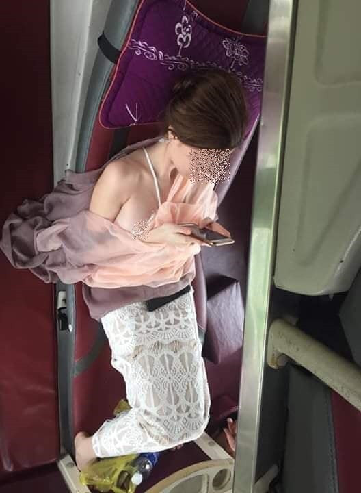 Nhìn 2 bức ảnh mà 'nạn nhân' chụp vội, ai cũng cười lăn vì 'thủ phạm cảnh nóng' ăn diện quá táo bạo.