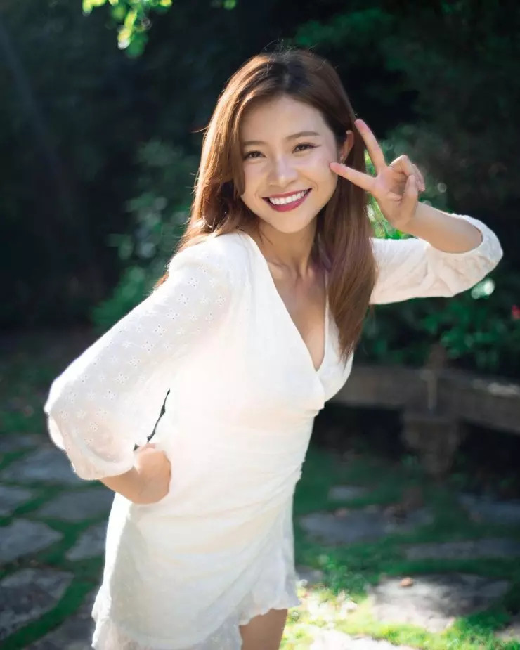 Chưa dừng lại ở việc nhắc nhở, sự nghiệp của các nữ MC cũng bị ảnh hưởng nghiêm trọng. Dư Nhân Na (Yanna Yu) và Terrie Leung vốn dự định bắt đầu công việc tại một kênh truyền hình khác, nhưng hiện hợp đồng của họ đang bị tạm dừng.