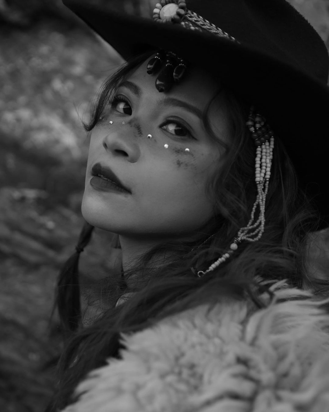 Trên kênh Youtube, ngoài việc review những chuyến du lịch đến Tây Tạng, cô còn đi đến nhiều quốc gia khác ở châu Á. Bên cạnh đó, chân dài cũng thường xuyên cập nhật những hình ảnh gợi cảm trên mạng xã hội với phong cách ăn mặc vô cùng quyến rũ.