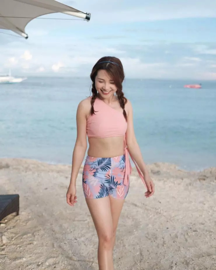 Tờ Chinatimes cho biết, Dư Nhân Na vốn là nhân viên của Cable TV News. Sau khi nghỉ việc tại nhà đài trên, cô có ý định chuyển sang TVB và đã hoàn tất hồ sơ cũng như hợp đồng làm việc.