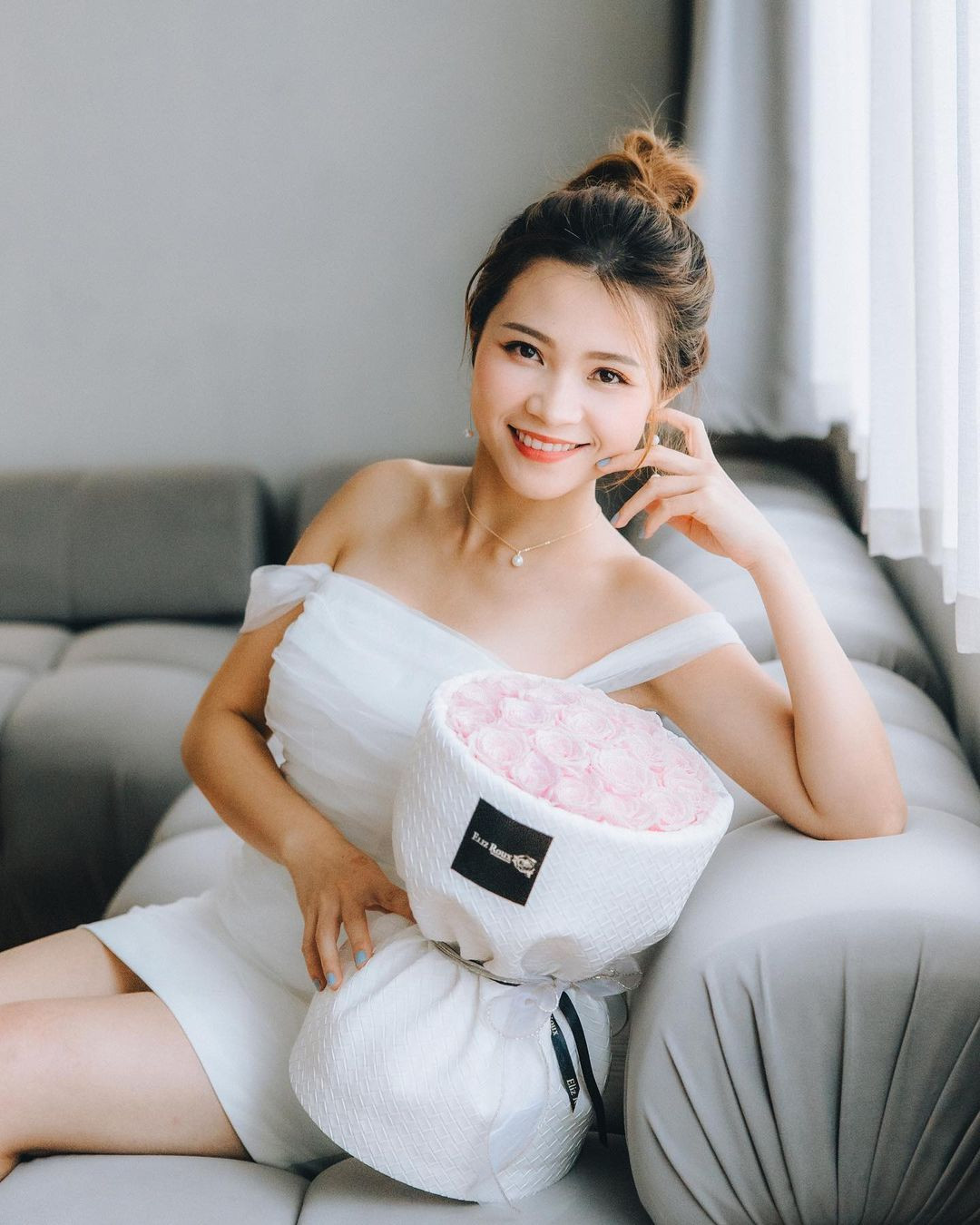 Tuy nhiên, vì ồn ào nhảy theo nhạc của Jisoo (BLACKPINK), Dư Nhân Na đã bị TVB hủy bỏ hợp đồng.