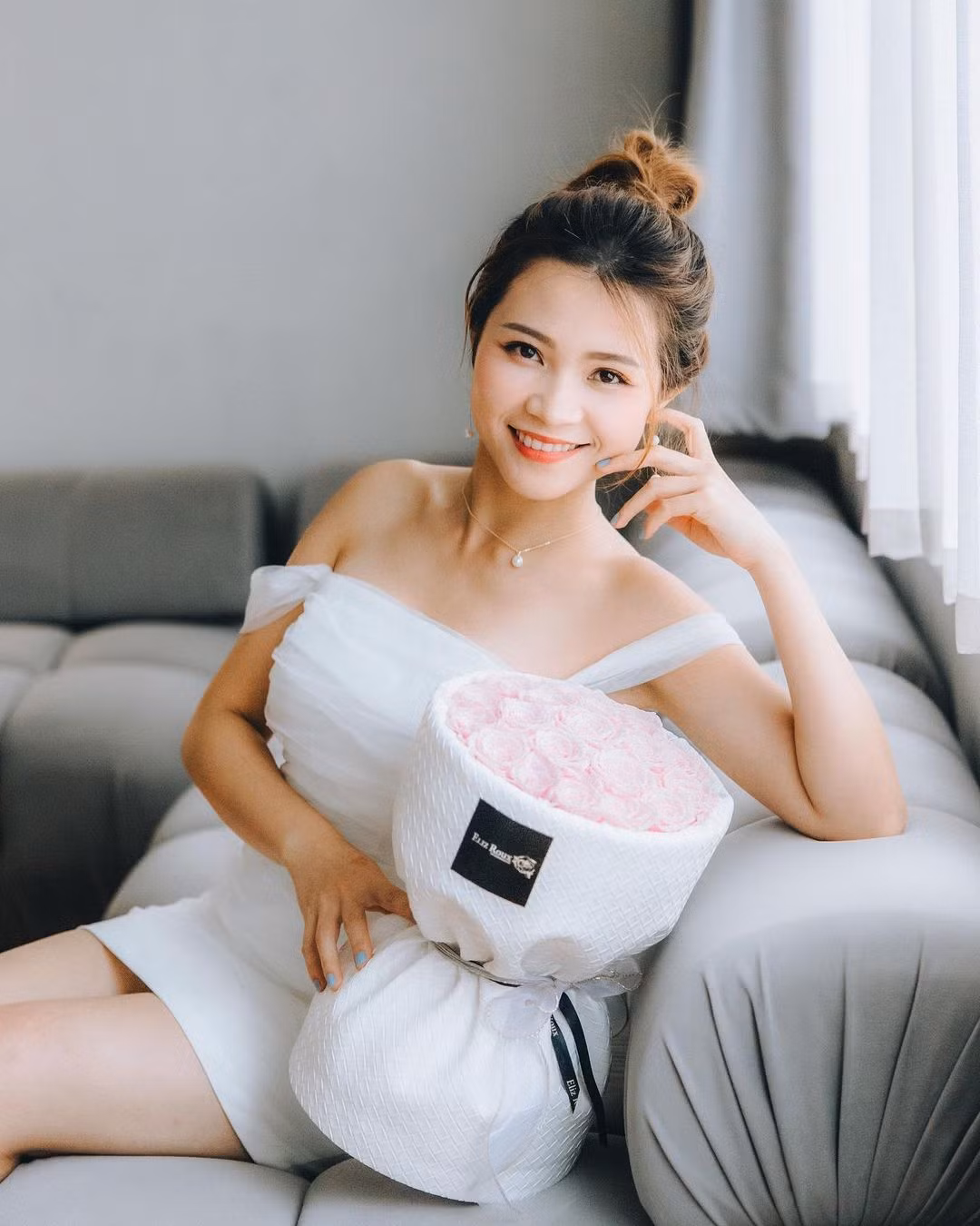 Tuy nhiên, vì ồn ào nhảy theo nhạc của Jisoo (BLACKPINK), Dư Nhân Na đã bị TVB hủy bỏ hợp đồng.