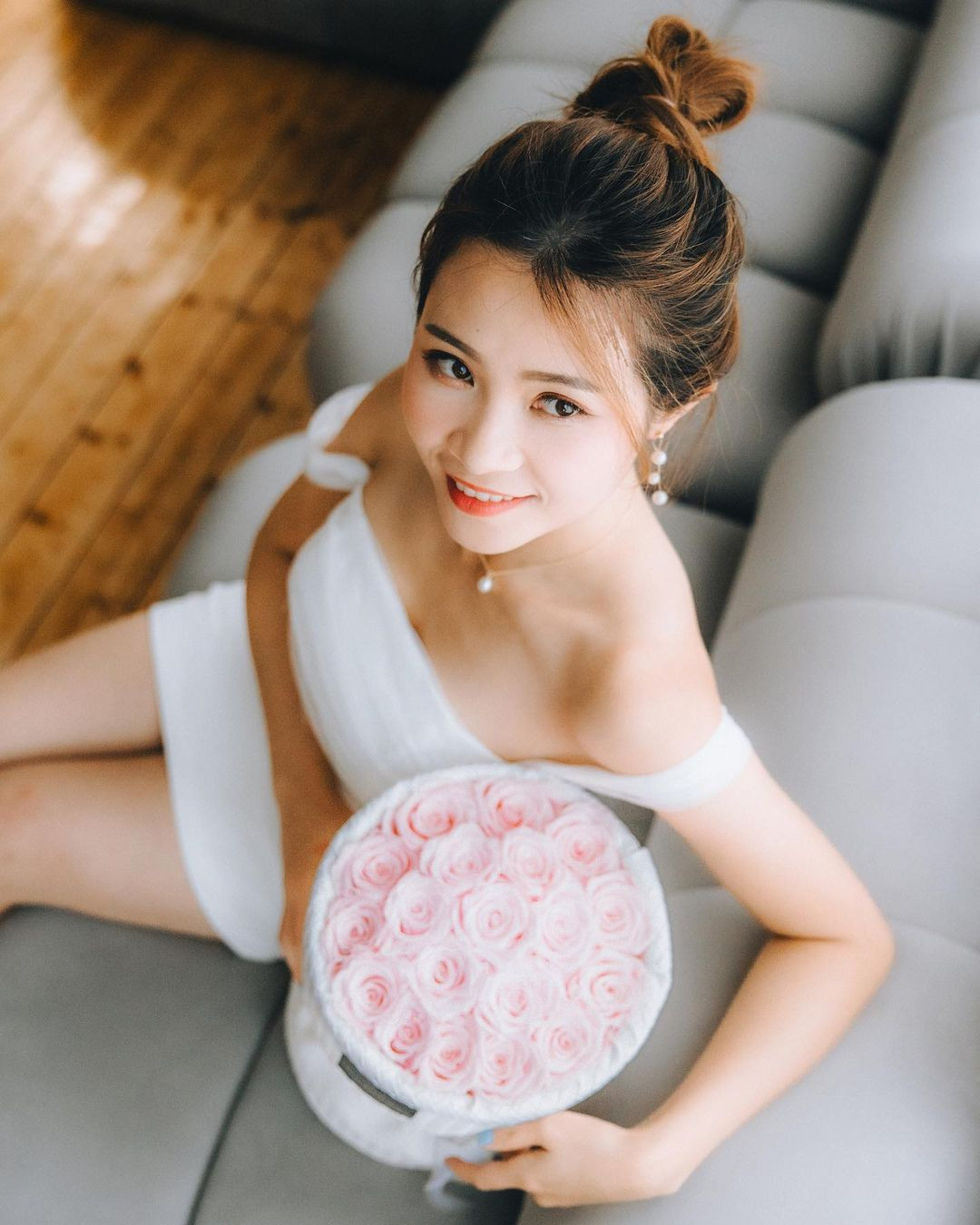 Mất việc khiến Dư Nhân Na phải chuyển hướng sang làm YouTuber. Chia sẻ trên trang cá nhân vào tháng 8/2023, người đẹp cho biết: "Tất cả chúng ta đều phải học cách điều chỉnh tâm lý và đối mặt với mọi thứ xảy ra trong cuộc sống bằng thái độ tích cực khi quỹ đạo quen thuộc đột ngột dừng lại.