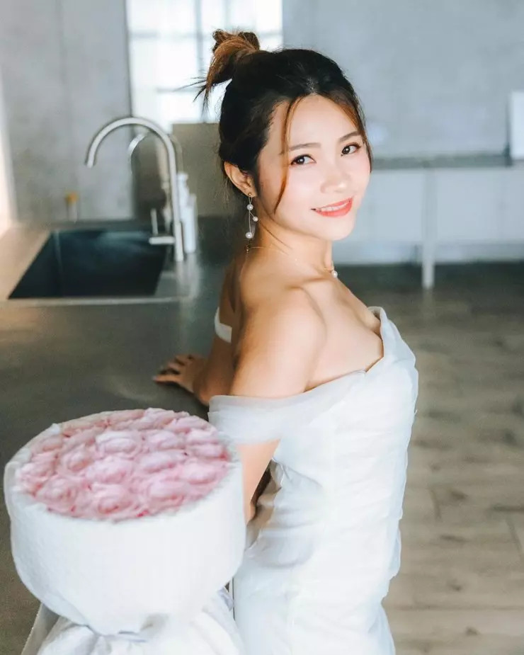 Đoạn video ngay sau đó được Dư Nhân Na gỡ bỏ khỏi trang cá nhân và giải thích: "Cấp trên không hài lòng. Video nhảy phải bị gỡ bỏ. Cảm ơn sự ủng hộ của khán giả".