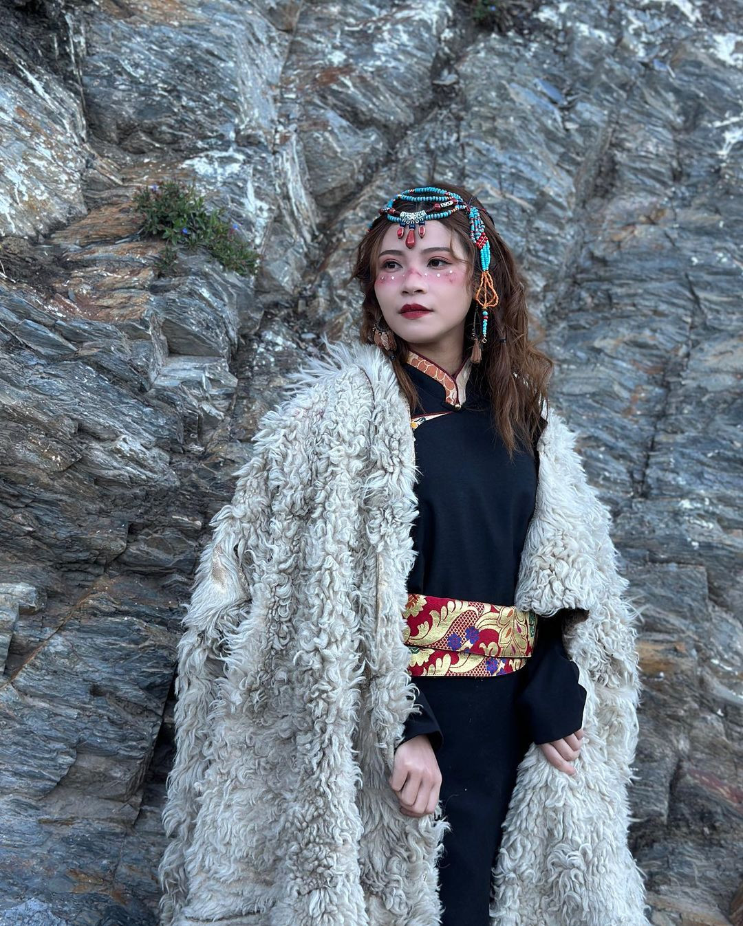 Chúng ta cũng biết rằng, có nhiều điều khó lường sẽ xảy ra trong cuộc sống của chính mình. Ngay cả khi quỹ đạo cuộc sống thường ngày đột ngột dừng lại, cũng đừng bao giờ nhụt chí. Giữa những điều bất ngờ xảy ra, tôi tin rằng mọi chuyện đều là sự an bài tốt nhất của số phận". Nữ MC chia sẻ thêm.