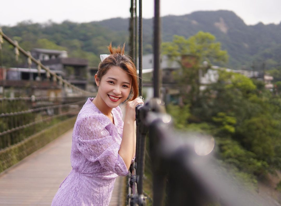 Khác với một Dư Nhân Na kín đáo khi còn là MC, cô hiện đã "cởi mở" hơn trong việc ăn mặc. Phong cách gợi cảm, trẻ trung của Dư Nhân Na cũng giúp cô thu hút một lượng lớn người hâm mộ.