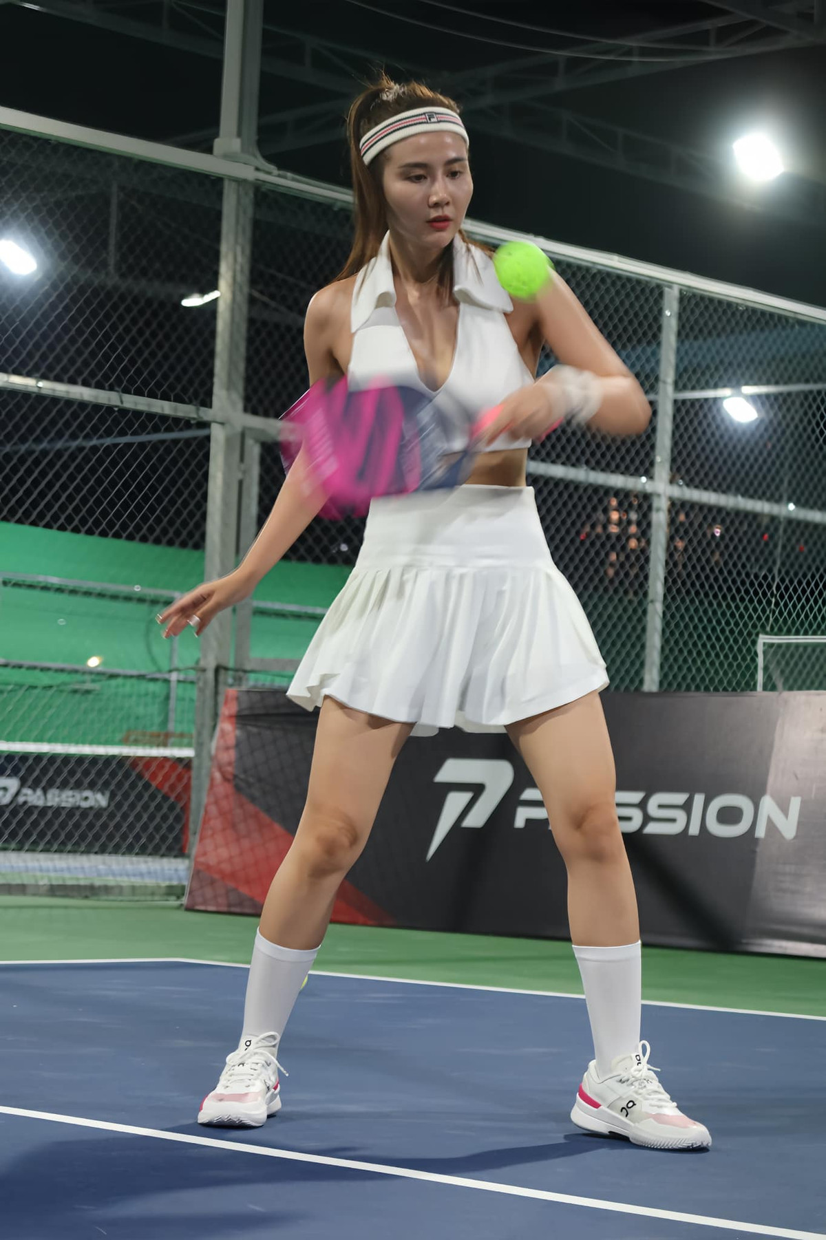 Năm 2014, Huyền Lizzie bất ngờ thông báo lên xe hoa với doanh nhân Lynh Hoàng và nhanh chóng đón con trai đầu lòng có tên thân mật là Nem vào năm 2015. Sau 5 năm kết hôn, nữ diễn viên sinh năm 1990 xác nhận chuyện ly hôn chồng doanh nhân và tiết lộ bản thân từng có khoảng hai năm sống ly thân trước khi đưa ra quyết định này.