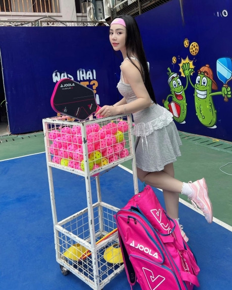 Thời gian gần đây, Quỳnh Kool vướng nghi vấn hẹn hò với B Trần (SN 1990, Hà Nội) sau màn hợp tác chung trong bộ phim truyền hình Chúng ta của 8 năm sau.