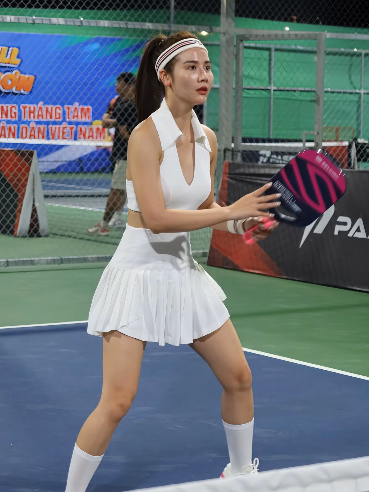 Phan Minh Huyền (SN 1990, Hà Nội) là hot girl Hà thành đời đầu, từng tham gia cuộc thi Miss Teen 2009 và dừng chân ở top 5 chung cuộc. Ngoài ra, cô còn được biết đến với vai trò là diễn viên truyền hình, từng tham gia các phim nổi tiếng.