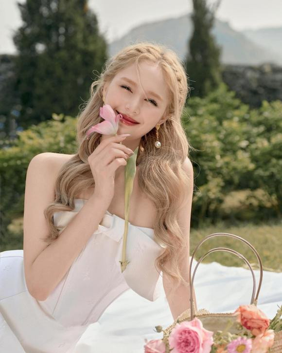 Mới đây, Xemesis đăng bức ảnh "dìm hàng" vợ cùng lời chia sẻ: "Cách các bạn nhìn vợ tui với cách tui nhìn nó khác nhau nhiều lắm…".