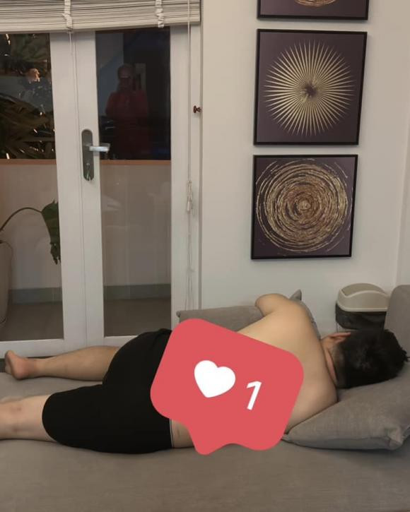 Xoài Non từng khiến chồng nhận cái kết phải nằm sofa sau đó chụp ảnh đăng tải lên mạng xã hội.