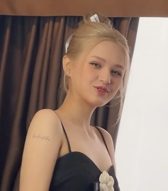 Ngay sau đó, Xoài Non đăng ảnh chồng nằm ở sofa và chia sẻ: "Trông cũng êm".