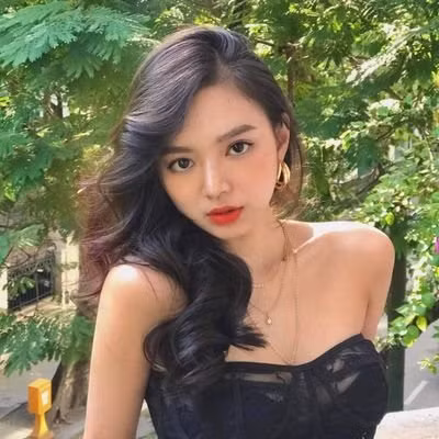 Vũ Ngọc Kim Chi sở hữu số đo 3 vòng là 83-59-85, chiều cao 1m58 cùng khuôn mặt bầu bĩnh xinh xắn, nữ streamer này có thể biến hoá nhiều phong cách khác nhau.