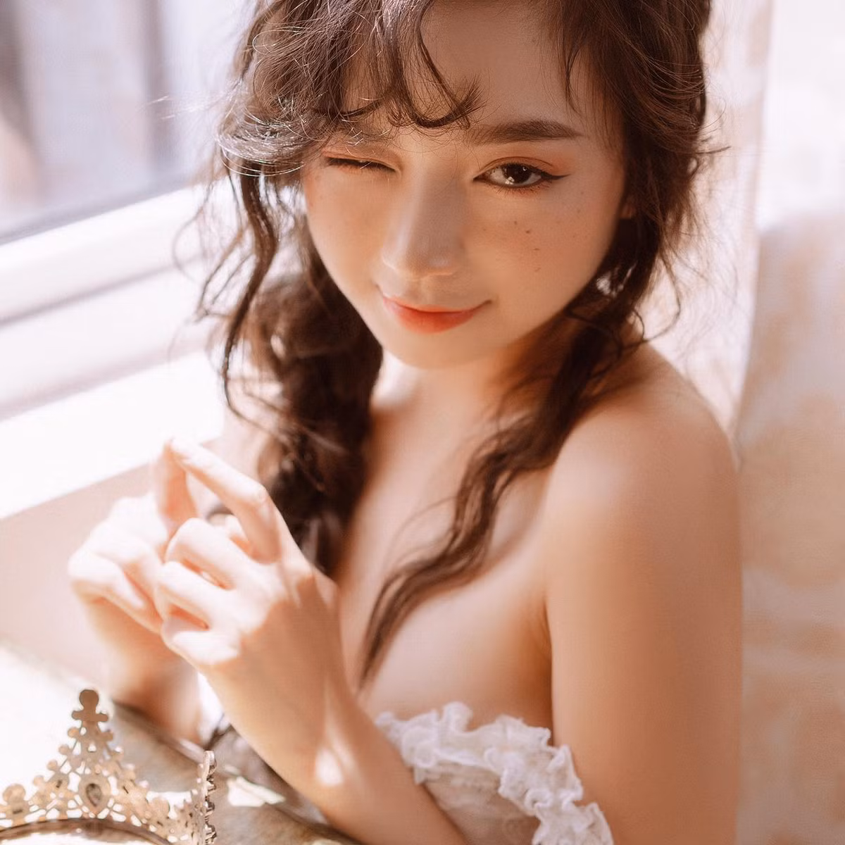 Cụ thể, Chi Củ Cải có viết: "Để mặt mộc livestream cũng bị soi, chê bai các kiểu. Makeup thì lại kêu ở nhà makeup chi vậy. Sống sao cho vừa lòng các bạn."