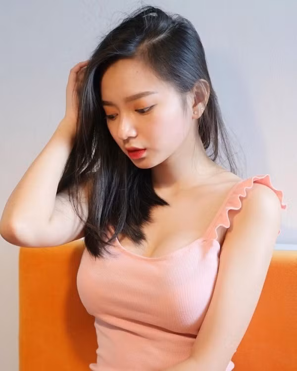 Kể từ sau scandal lộ ảnh nóng, nữ streamer nổi tiếng Vũ Ngọc Kim Chi đã từng bước từng bước lấy lại tinh thần và tương tác với fan. Trong một buổi stream gần nhất, cô nàng này còn vui vẻ trò chuyện và hướng dẫn fan cách chăm sóc da trên Facebook cá nhân.