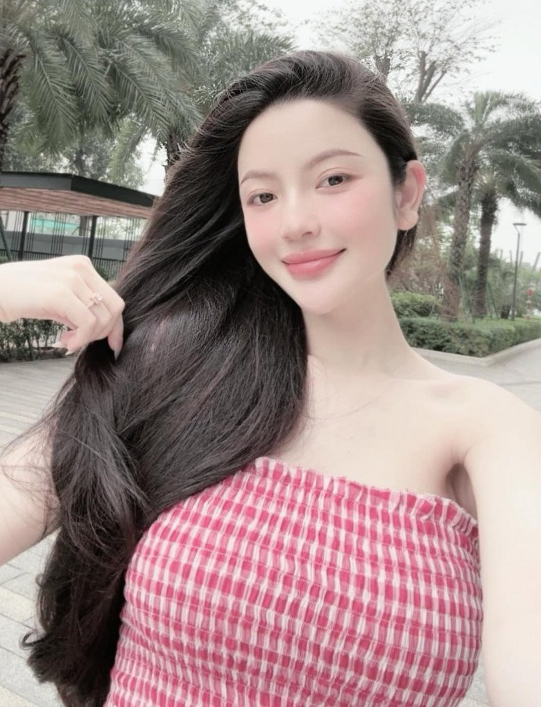 "Kêu tí cho đỡ tủi thân", mong các chị em phụ nữ đã từng trải qua cảnh bầu bí, sinh em bé sẽ đồng cảm, hiểu cho mình. Cũng vì bụng bầu ngày một lớn, Chu Thanh Huyền sẽ giảm thời gian livestream xuống. Bởi một lẽ: "Ngày trước bụng bé còn ngồi lâu. Giờ nó to rồi, live lâu rồi con nó đạp, nó thúc cho". Vợ Quang Hải cho biết thêm.