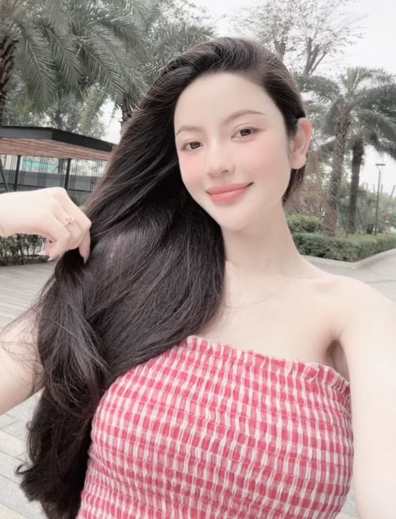 "Kêu tí cho đỡ tủi thân", mong các chị em phụ nữ đã từng trải qua cảnh bầu bí, sinh em bé sẽ đồng cảm, hiểu cho mình. Cũng vì bụng bầu ngày một lớn, Chu Thanh Huyền sẽ giảm thời gian livestream xuống. Bởi một lẽ: "Ngày trước bụng bé còn ngồi lâu. Giờ nó to rồi, live lâu rồi con nó đạp, nó thúc cho". Vợ Quang Hải cho biết thêm.