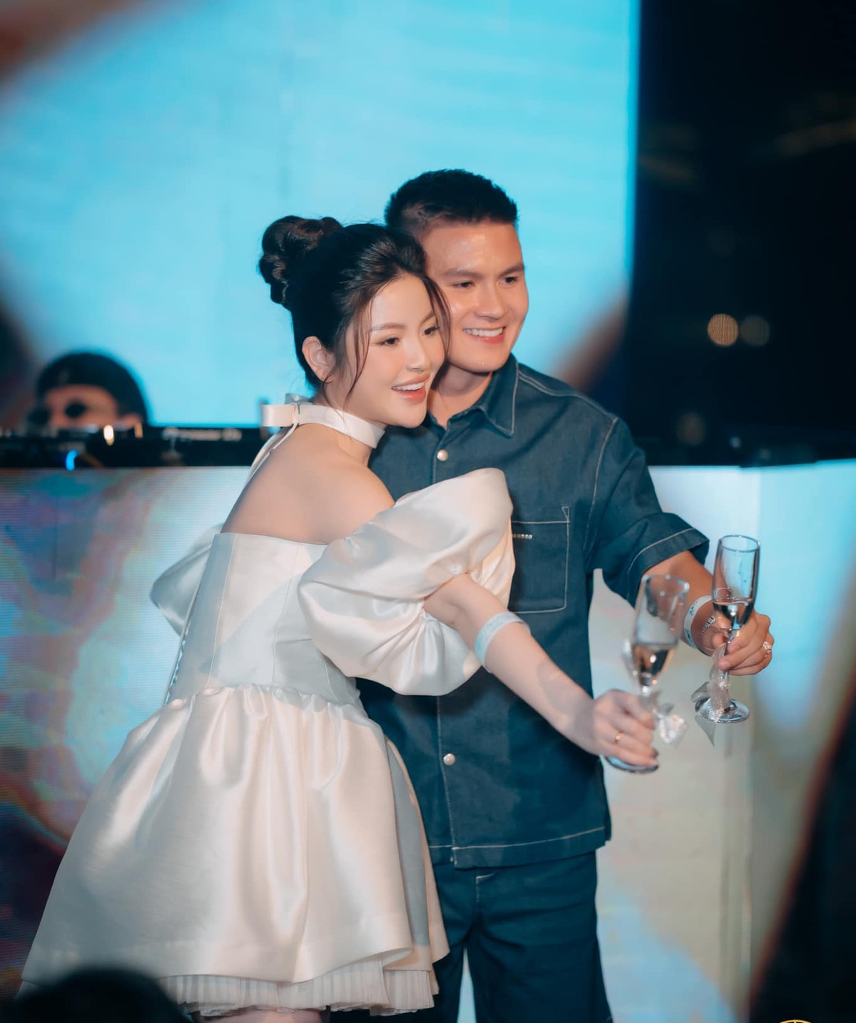 Khi được hỏi liệu cô nàng có tập thể dục như các mẹ bầu, vợ Quang Hải từ chối thẳng thừng: "Ôi không. Nhìn mấy bà chạy bộ tập thể dục em ngưỡng mộ lắm. Em lười chảy thây ra các bà ạ. Bầu nhưng đi bộ em còn lười cơ. Em leo 1 tầng mà em đã lười lắm rồi. Đi mệt. Đi 1 tí đứng thở như chạy 5 cây số. Có bác nào bầu mà mệt như em không. Mệt lắm".