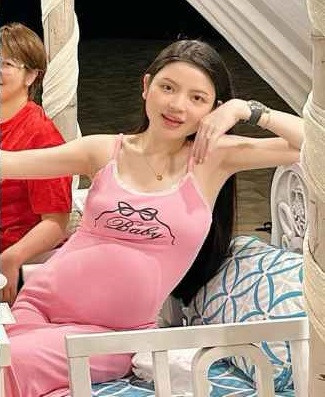 Chu Thanh Huyền tâm sự: "Em bầu em mới uống cái "của nợ" (trà sữa - PV) này đấy. Chứ trước đây là không uống. Bầu bí thèm đủ các loại vớ vẩn, linh tinh. Khổ lắm. Nên mới béo phì ra thế này, mặt mới phì nhiêu thế này. Chồng em nói suốt nhưng biết làm thế nào. Không được uống là vật vã, khó chịu. Đặt cốc nhỏ có dám đặt cốc to đâu, đường cũng chỉ lấy 25% không dám ăn nhiều...