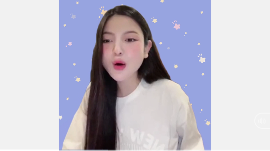 Chu Thanh Huyền vốn không thích trà sữa nhưng từ khi mang thai, bà xã Quang Hải lại trở thành tín đồ của món đồ uống này, dù chồng có nhắc nhở cô nàng cũng không nhịn được.