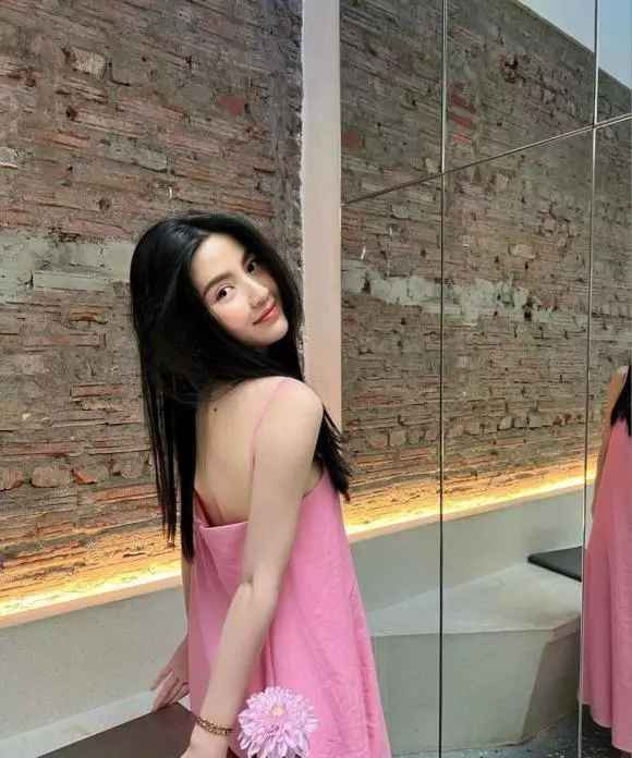 Hot girl quê Sơn Tây cho biết trước đây chưa công khai chuyện có tin vui, cô nàng không dám kêu than.