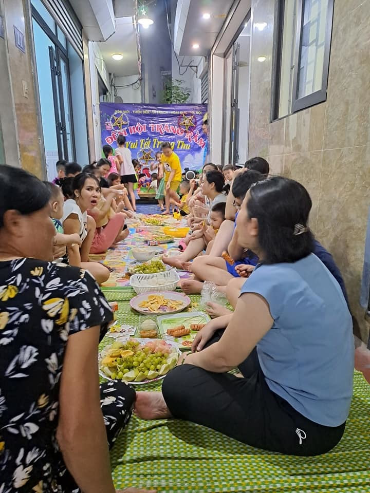 ...Thề là lúc ấy mà có ai muốn vào nhà cuối ngõ thì chắc chắn là đi qua mỗi mâm phải làm chén, tới chiếu gần cuối là ngấm ngồi chiếu chơi luôn ấy. Chúc cho mọi con ngõ nhỏ tình làng nghĩa xóm đều sẽ ấm áp thế này.” - tài khoản T.H chia sẻ trên trang cá nhân.