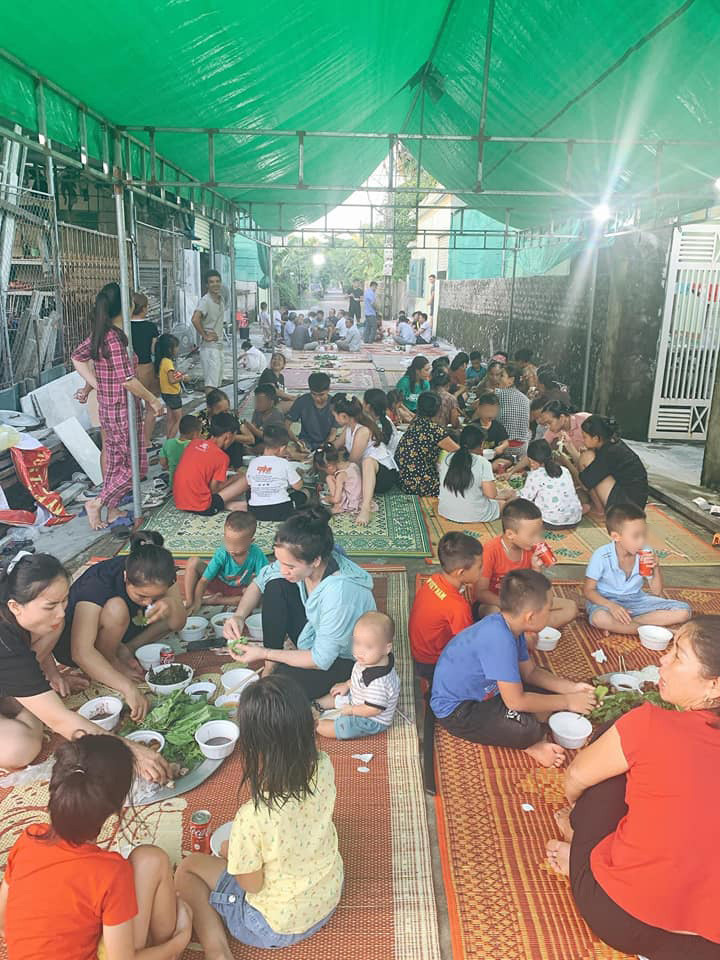 Ngay sau khi đăng tải, bài viết này đã khiến netizen không khỏi xuýt xoa ngưỡng mộ về một con ngõ đầy ắp tình làng nghĩa xóm.