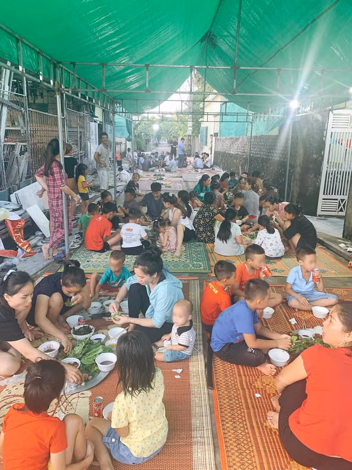 Ngay sau khi đăng tải, bài viết này đã khiến netizen không khỏi xuýt xoa ngưỡng mộ về một con ngõ đầy ắp tình làng nghĩa xóm.