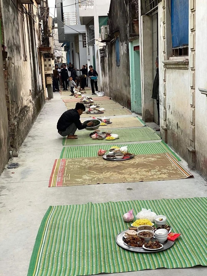 Trong ảnh, từ người già, thanh niên đến trẻ nhỏ ai nấy đều hào hứng với dịp đặc biệt nhất trong năm. Tất cả đều nâng ly để tổng kết về một năm đã qua, chào đón năm mới bình an, sung túc hơn.
