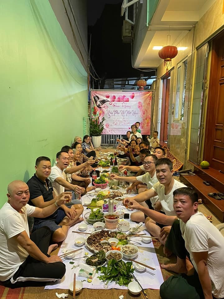 “Không biết mọi người thế nào chứ cái khoảnh khắc mà các nhà chụm vào làm cỗ thật sự đối với em nó happy (vui vẻ) cực kì, như là được về không khí Tết ngày xưa vậy, dù rằng giờ này đặt cỗ là sự lựa chọn tối ưu hơn thật...