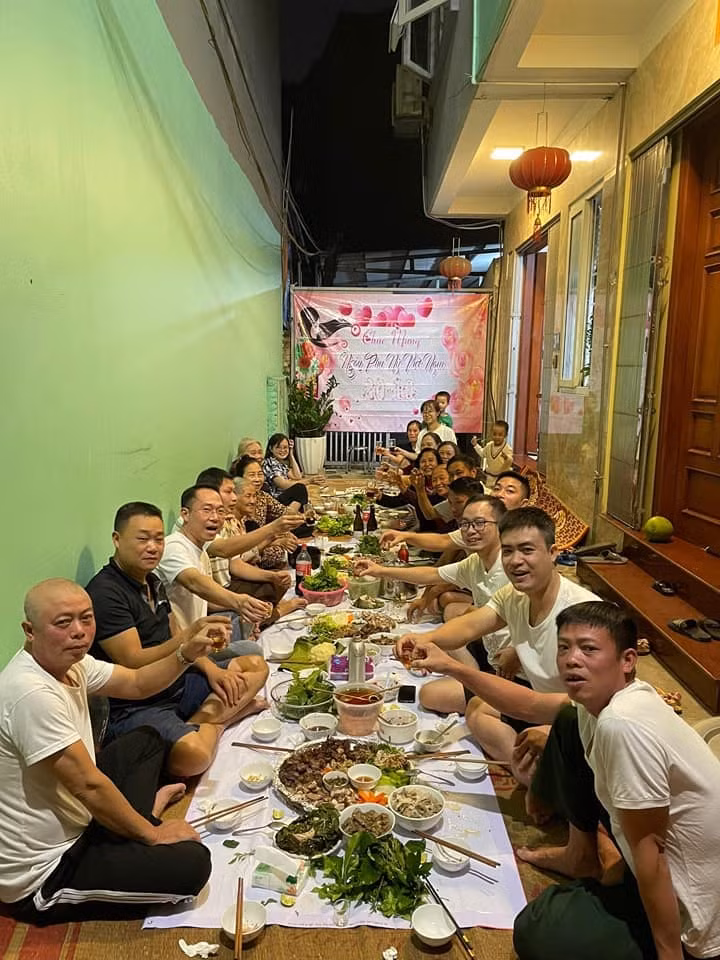 “Không biết mọi người thế nào chứ cái khoảnh khắc mà các nhà chụm vào làm cỗ thật sự đối với em nó happy (vui vẻ) cực kì, như là được về không khí Tết ngày xưa vậy, dù rằng giờ này đặt cỗ là sự lựa chọn tối ưu hơn thật...