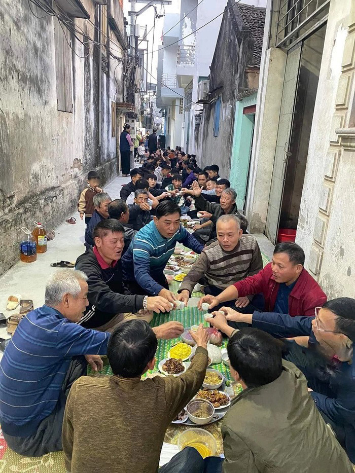Đăng kèm những bức ảnh này, chủ nhân của bài viết còn tâm sự đây chính là truyền thống hàng năm của ngõ mình.