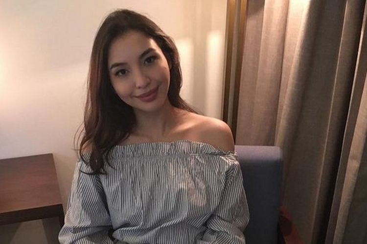 Theo truyền thông Indonesia cho hay, công việc chính của Manohara hiện tại là nhân viên văn phòng cho một công ty xuất bản. Vốn xuất thân là một người mẫu nên cô thỉnh thoảng vẫn nhận lời tham gia chụp ảnh thời trang và quảng cáo sản phẩm.