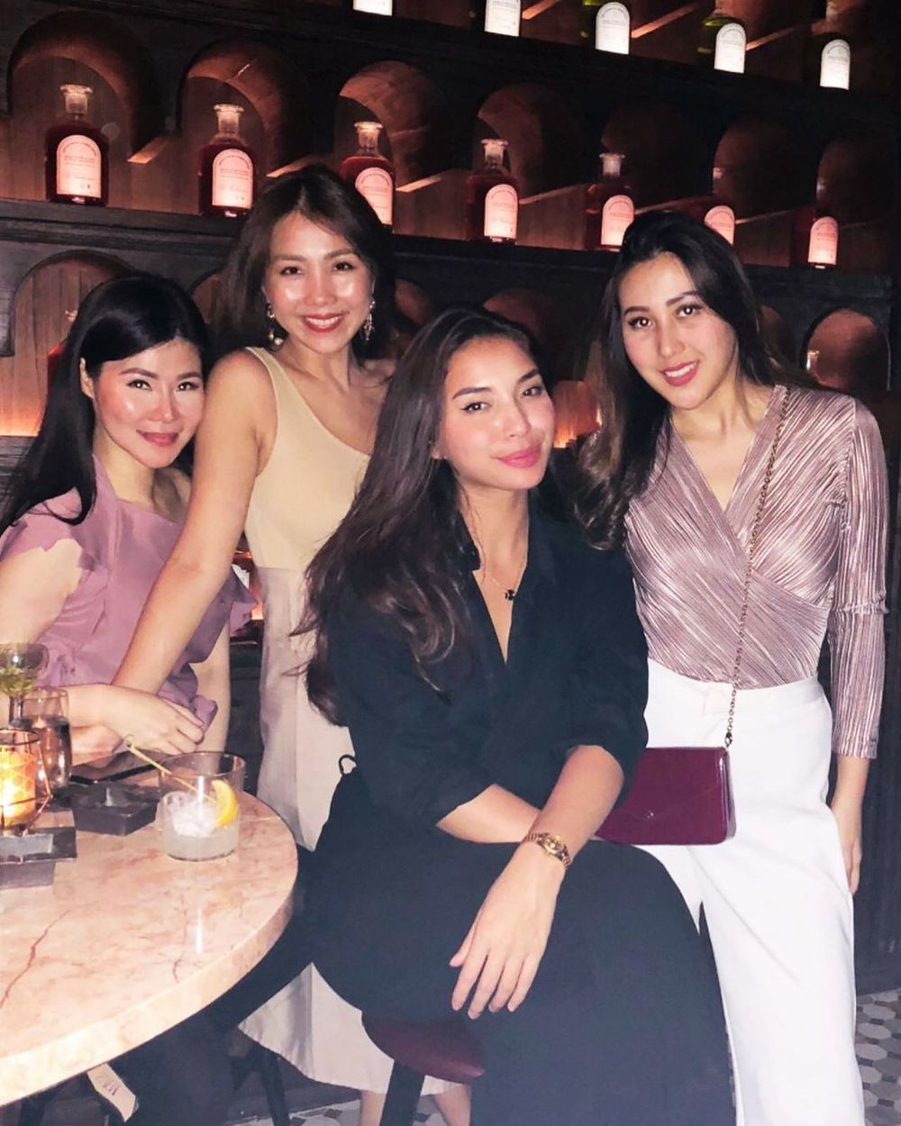 Chưa đầy 1 năm sau khi trở thành nàng dâu hào môn, Manohara đã bỏ trốn về với mẹ ruột tại Indonesia. Sau đó 1 tháng, cô lập tức nộp đơn tố cáo lên cơ quan cảnh sát việc bị chồng nhiều lần hành hung và làm tổn thương thể chất lẫn tinh thần.