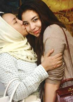 Thời điểm ấy, nhiều người đã nghĩ rằng Manohara có "một bước lên tiên", sống trong cuộc sống giàu có tại cung điện nguy nga tráng lệ. Tuy nhiên, câu chuyện cổ tích lọ lem - hoàng tử thực tế lại không đúng với cô nàng.