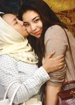 Thời điểm ấy, nhiều người đã nghĩ rằng Manohara có "một bước lên tiên", sống trong cuộc sống giàu có tại cung điện nguy nga tráng lệ. Tuy nhiên, câu chuyện cổ tích lọ lem - hoàng tử thực tế lại không đúng với cô nàng.