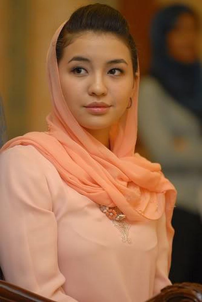 Khi sự nghiệp đang thăng hoa thì Manohara bất ngờ lên xe hoa và trở thành nàng dâu Hoàng gia Malaysia khi kết hôn Hoàng tử Tengku Muhammad Fakhry Petra của bang Kelantan vào tháng 8/2008.