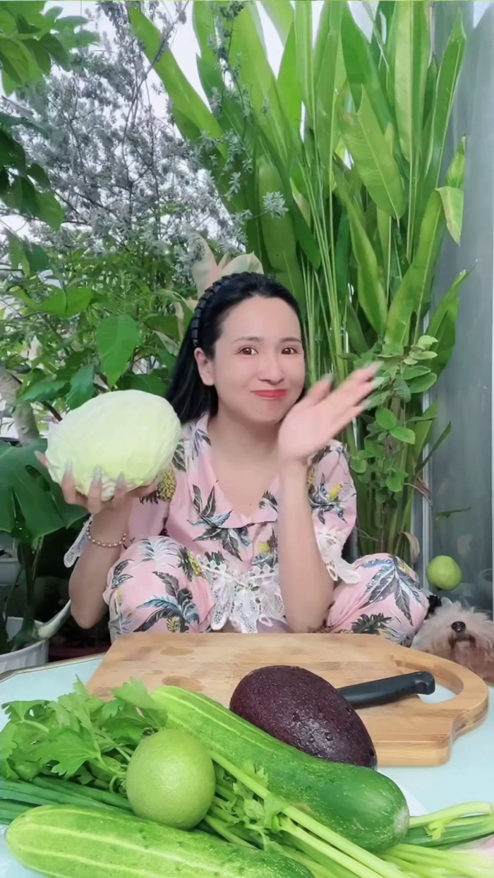 Gần đây, Viên Vibi vừa mới nhận phải chịu một cú "vấp ngã" khi nghe lời các fan ăn một món ăn với sự kết hợp nguyên liệu rất đỗi lạ lùng đến từ một TikToker người nước ngoài.