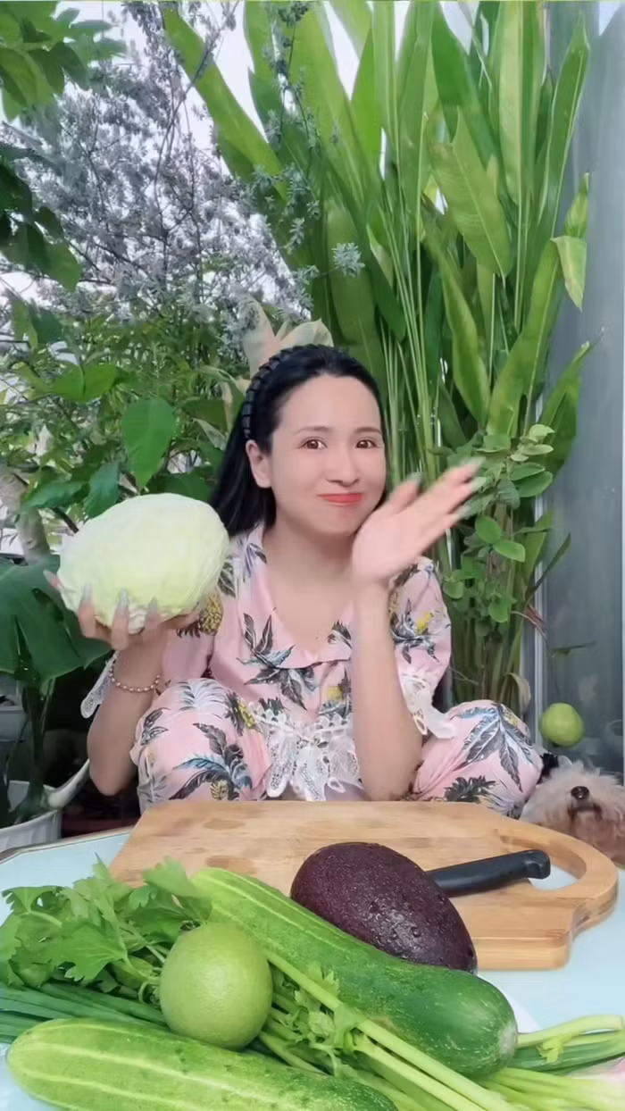 Gần đây, Viên Vibi vừa mới nhận phải chịu một cú "vấp ngã" khi nghe lời các fan ăn một món ăn với sự kết hợp nguyên liệu rất đỗi lạ lùng đến từ một TikToker người nước ngoài.