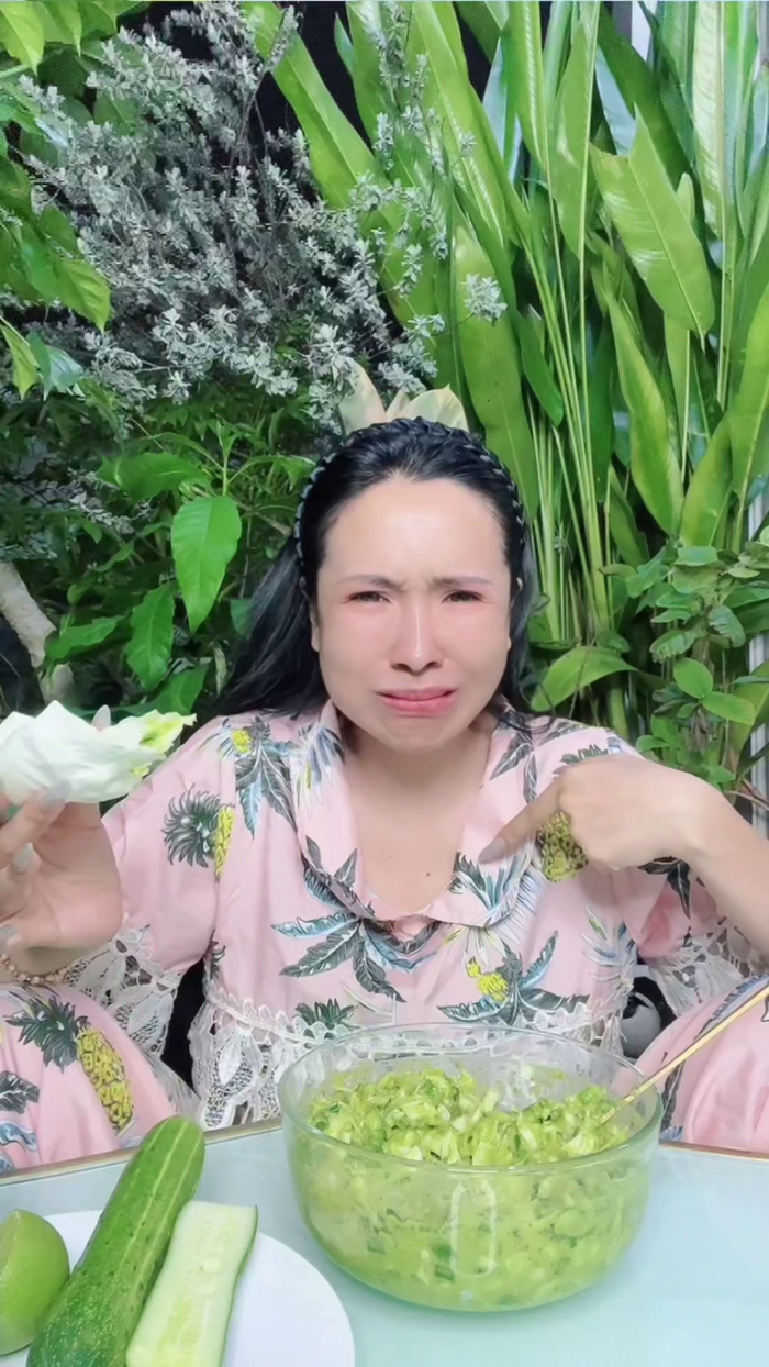 Cụ thể, Viên Vibi đã làm theo đoạn clip của người nọ và kết hợp các loại rau củ kì lạ như: Dưa leo, hành, bơ, tỏi, bắp cải... thành một hỗn hợp giống salad trộn nhưng hương vị thì... "ối giời ơi".