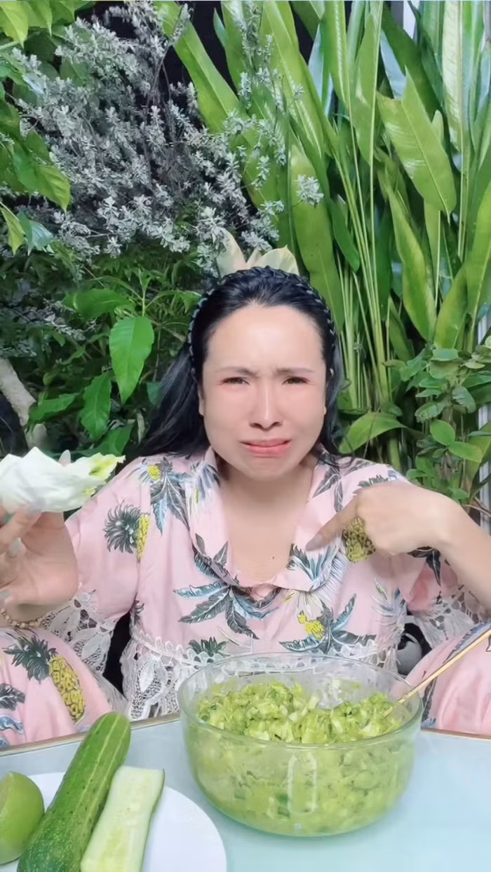 Cụ thể, Viên Vibi đã làm theo đoạn clip của người nọ và kết hợp các loại rau củ kì lạ như: Dưa leo, hành, bơ, tỏi, bắp cải... thành một hỗn hợp giống salad trộn nhưng hương vị thì... "ối giời ơi".