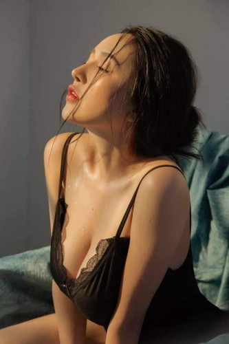 Qua đoạn video, người xem có thể thấy rõ được sự gắn kết giữa cặp đôi khi anh chàng này vẫn chấp nhận ăn một món ăn rất đỗi khó nuốt do chính người yêu mình làm ra, tuy có chút gọi là "ba phần bất lực, bảy phần nuông chiều" nhưng vẫn không nổi nóng với cô khi bị ép tới tấp.