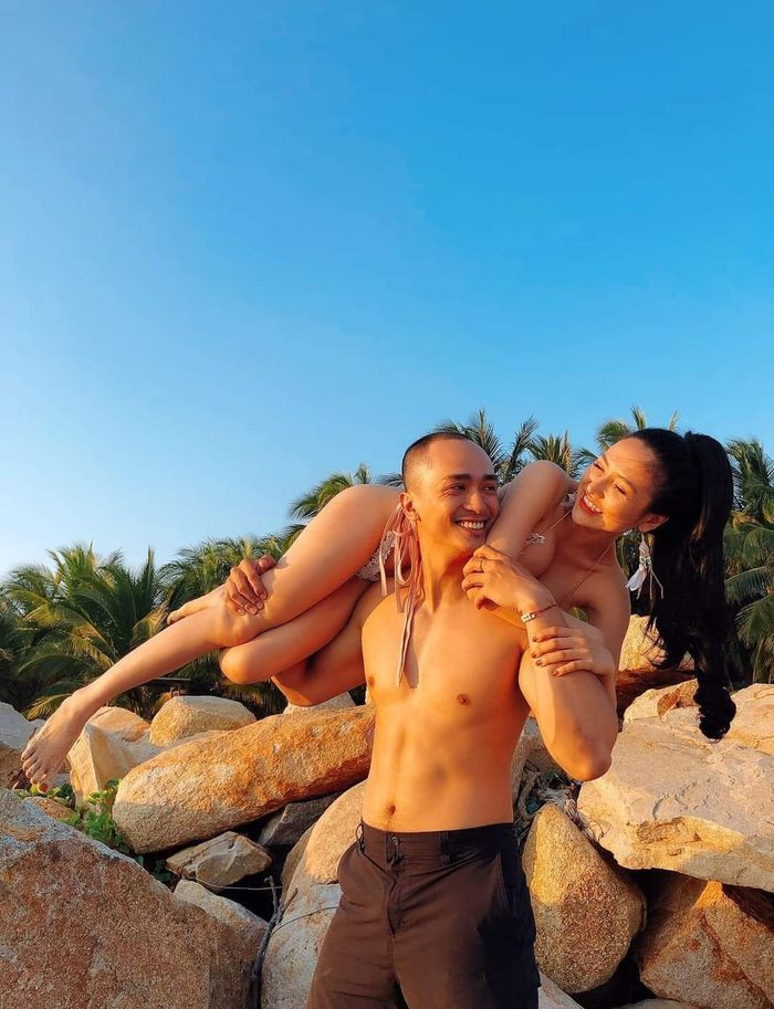 Được biết, Viên Vibi và Khánh Linh đã ở bên nhau được 6 năm, dù chàng trai này khá kín tiếng trên mạng xã hội nhưng vẫn thường xuyên đồng ý xuất hiện với bạn gái mình trong các video clip vui để giúp cho cô nàng được vui lòng.