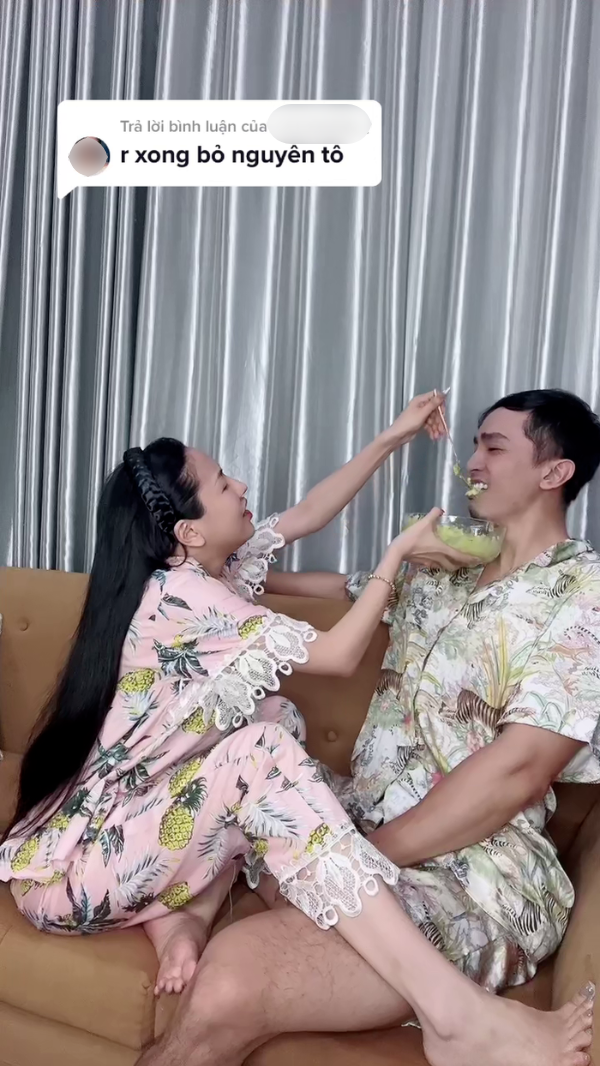 Đáng nói, khi có người bình luận "Rồi xong, bỏ nguyên tô", nữ TikToker đã lên hẳn một video "khoe" người giúp cô xử lý "chiến tích" thất bại lần này. Người đó không ai khác chính là Khánh Linh, nửa kia của "bà trùm nông sản".