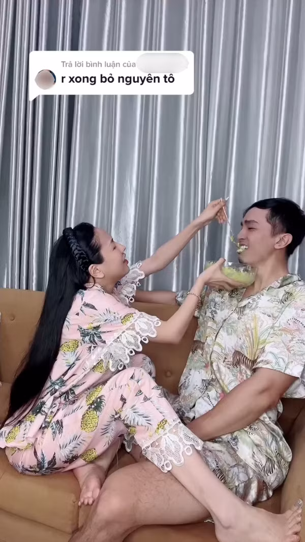Đáng nói, khi có người bình luận "Rồi xong, bỏ nguyên tô", nữ TikToker đã lên hẳn một video "khoe" người giúp cô xử lý "chiến tích" thất bại lần này. Người đó không ai khác chính là Khánh Linh, nửa kia của "bà trùm nông sản".