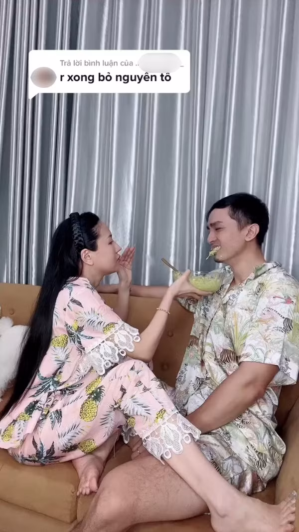 Nghe bạn trai cự tuyệt không muốn ăn, cô nàng hét lên: "Ăn lẹ, không kêu chú hàng xóm ăn bây giờ!". Nghe thấy câu nói quen thuộc mỗi khi bị mẹ ép ăn cơm lúc nhỏ, dân tình không khỏi phì cười.