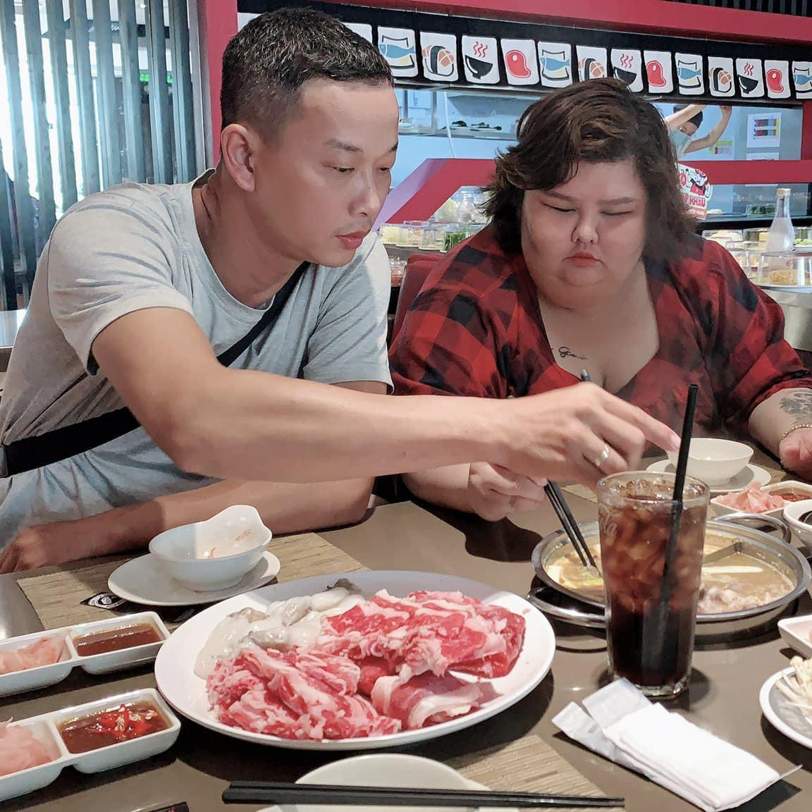 Anh Hải Thanh cho biết, trước khi đưa nàng về dinh, thậm chí anh còn thường xuyên dẫn người yêu đi ăn những món ngon, vì thế có thời điểm chị Kim Ngân tăng cân chóng mặt từ 90kg lên 120kg.